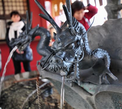 Fuente en forma de dragón, templo budista Senso-Ji, Tokio, Japón (fotografía: Philippe Contal, 2012)