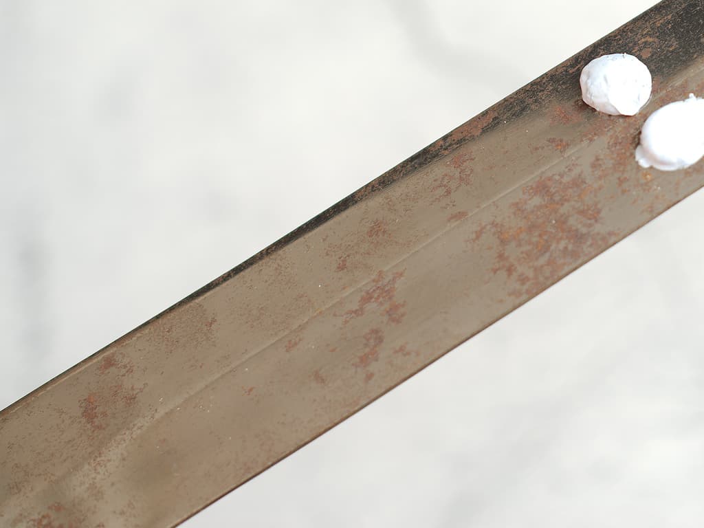 Aplicar la pasta de pulir sobre el metal.