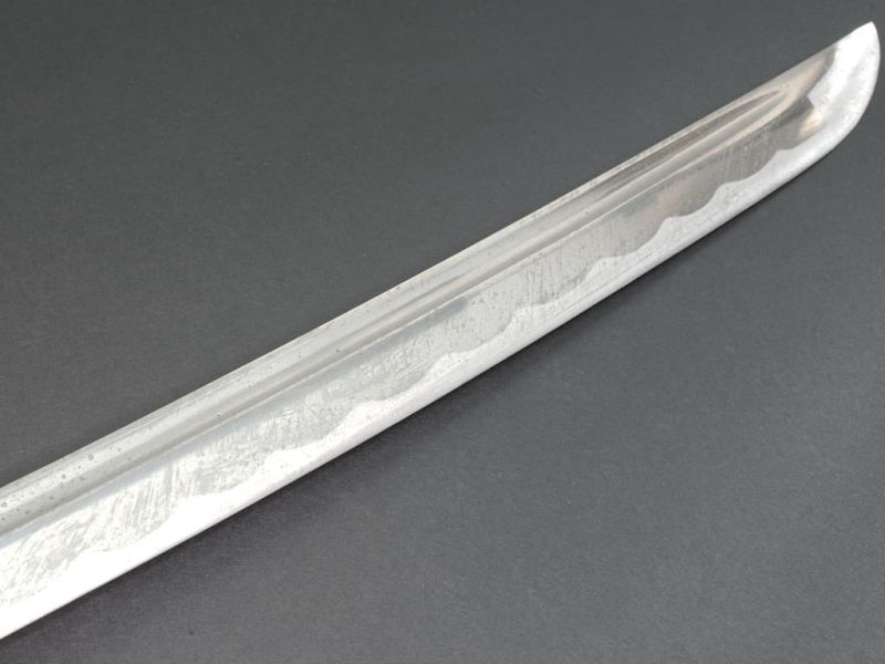 Superficie de una hoja de katana poco después de una sesión de corte