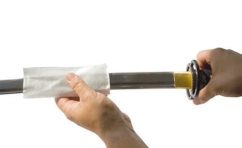 Figura 1: Limpieza de la cuchilla con un paño de microfibra Figura 1: Limpieza de la cuchilla con un paño de microfibra