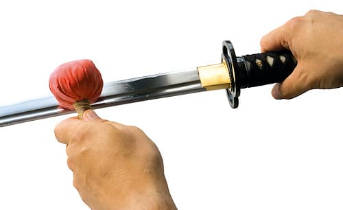 Ilustración nº 2: depositar el polvo de piedra caliza golpeando el Uchiko sobre la cuchilla. Ilustración nº 2: depositar el polvo de piedra caliza golpeando el Uchiko sobre la cuchilla.