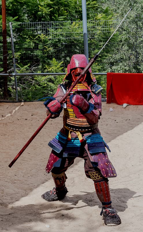 Reconstrucción contemporánea de un samurái con armadura roja y naginata (薙刀) Reconstrucción contemporánea de un samurái con armadura roja y naginata (薙刀)