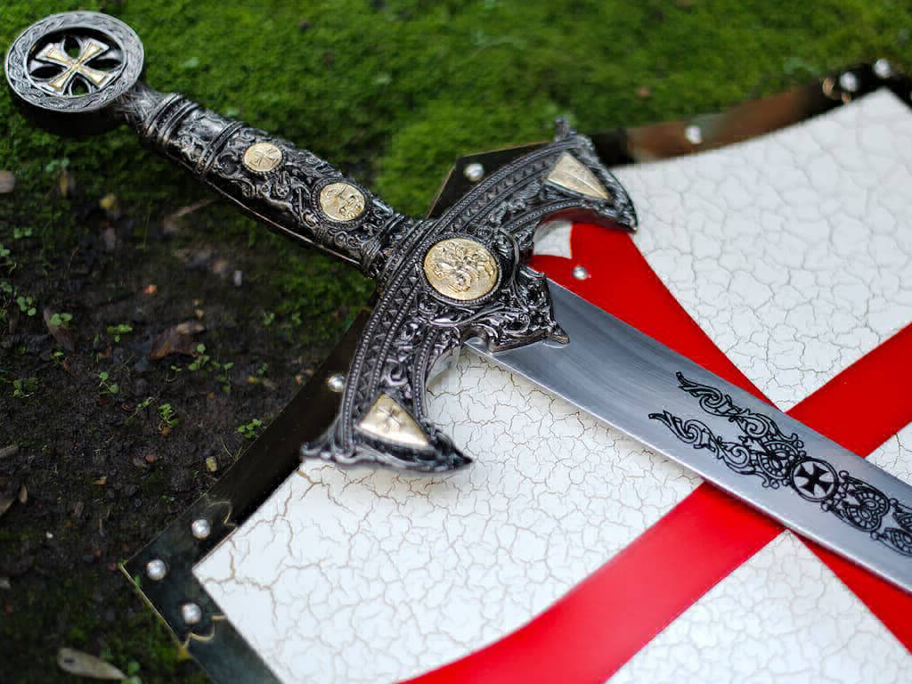 Épée templière de décoration « Chevalier du Christ » sur bouclier templier Épée templière de décoration « Chevalier du Christ » sur bouclier templier