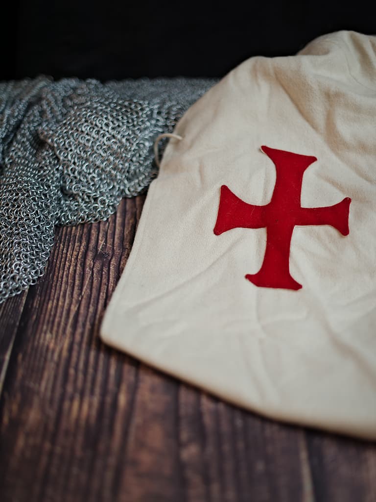 Tabard templier avec épée de combat posés sur une table médiévale en bois Cape templière #Terressens