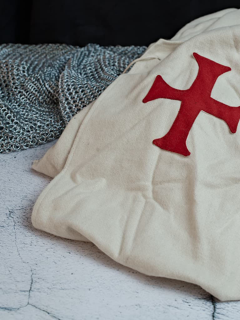 Tabard templier avec épée médiévale de combat posés sur une table traditionnelle en bois Cape templière #Terressens