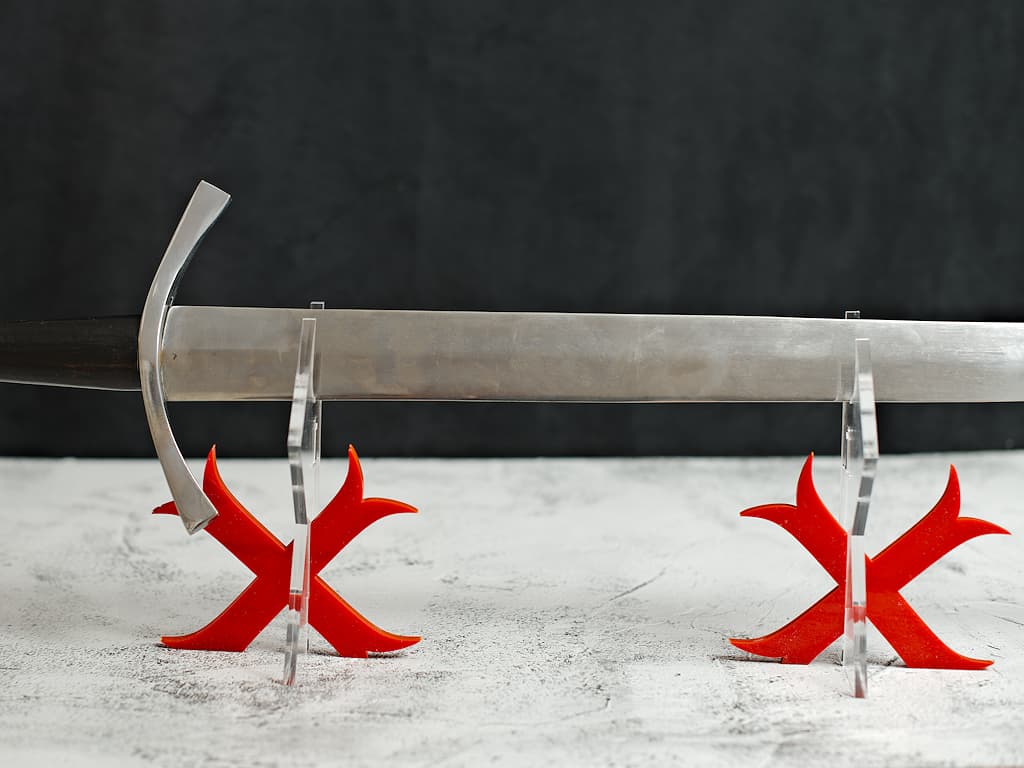 Support de présentation pour épée templière en plexiglas avec croix pattée rouge #Terressens Support de présentation pour épée templière en plexiglas avec croix pattée rouge #Terressens