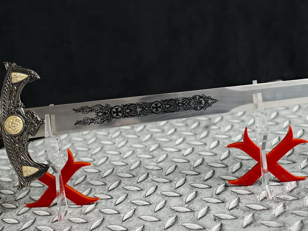 Support de présentation pour épée templière en plexiglas avec croix pattée rouge #Terressens Support de présentation pour épée templière en plexiglas avec croix pattée rouge #Terressens