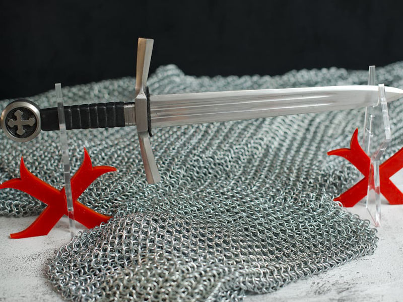 Support de présentation pour épée templière en plexiglas avec croix pattée rouge #Terressens Support de présentation pour épée templière en plexiglas avec croix pattée rouge #Terressens
