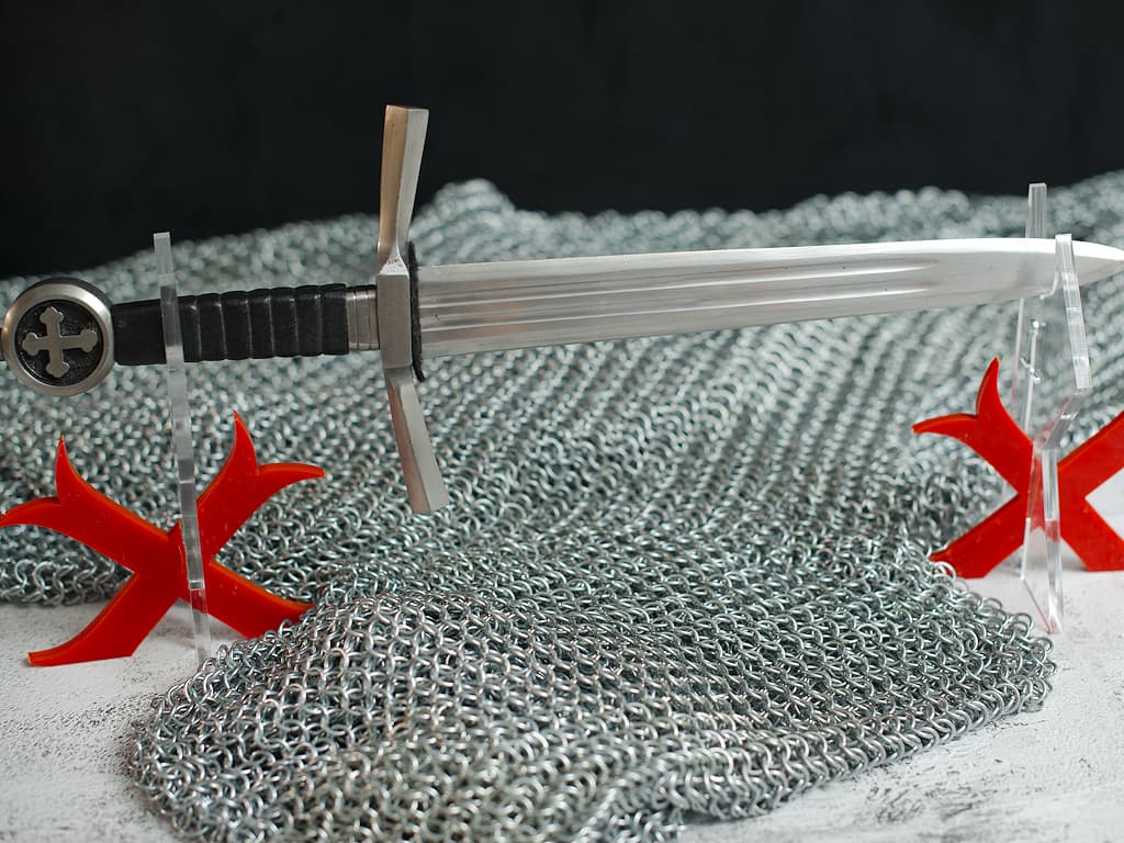 Support de présentation pour épée templière en plexiglas avec croix pattée rouge #Terressens Support de présentation pour épée templière en plexiglas avec croix pattée rouge #Terressens