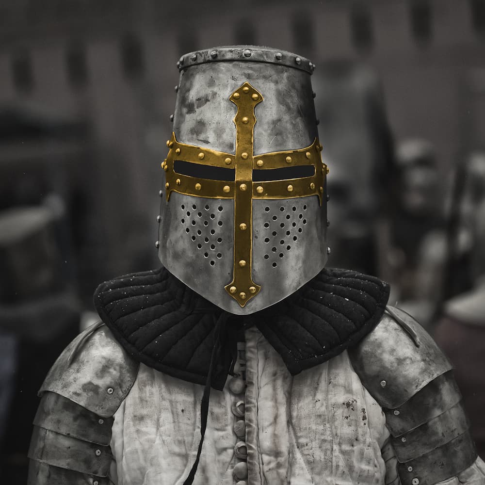 Collection d'épées de chevalier templier pour la décoration, les cérémonies et la pratique de l'escrime médiévale. Symbole majeur de la chevalerie médiévale, l'épée protège et défend avant de servir des fins militaires.